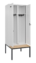 C+P Schwarz-Weiß-Spind Evolo PLUS 0490527-40 mit Bank 4 Abt.je 300mm Drehriegel (HxBxT) 2120x1200x815mm 7035/3000