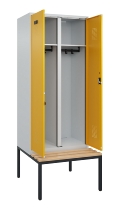C+P Schwarz-Weiß-Spind Evolo PLUS 0490527-40 mit Bank 4 Abt.je 300mm Drehriegel (HxBxT) 2120x1200x815mm 7035/3000