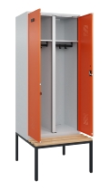 C+P Schwarz-Weiß-Spind Evolo PLUS 0490527-40 mit Bank 4 Abt.je 300mm Drehriegel (HxBxT) 2120x1200x815mm 7035/3000
