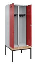 C+P Schwarz-Weiß-Spind Evolo PLUS 0490527-40 mit Bank 4 Abt.je 300mm Drehriegel (HxBxT) 2120x1200x815mm 7035/3000