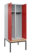 C+P Schwarz-Weiß-Spind Evolo PLUS 0490527-40 mit Bank 4 Abt.je 300mm Drehriegel (HxBxT) 2120x1200x815mm 7035/3000