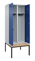 C+P Schwarz-Weiß-Spind Evolo PLUS 0490527-40 mit Bank 4 Abt.je 300mm Drehriegel (HxBxT) 2120x1200x815mm 7035/3000