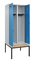 C+P Schwarz-Weiß-Spind Evolo PLUS 0490527-40 mit Bank 4 Abt.je 300mm Drehriegel (HxBxT) 2120x1200x815mm 7035/3000