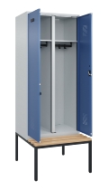 C+P Schwarz-Weiß-Spind Evolo PLUS 0490527-40 mit Bank 4 Abt.je 300mm Drehriegel (HxBxT) 2120x1200x815mm 7035/3000