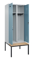 C+P Schwarz-Weiß-Spind Evolo PLUS 0490527-40 mit Bank 4 Abt.je 300mm Drehriegel (HxBxT) 2120x1200x815mm 7035/3000