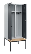 C+P Schwarz-Weiß-Spind Evolo PLUS 0490527-40 mit Bank 4 Abt.je 300mm Drehriegel (HxBxT) 2120x1200x815mm 7035/3000