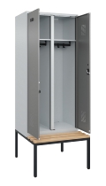 C+P Schwarz-Weiß-Spind Evolo PLUS 0490527-40 mit Bank 4 Abt.je 300mm Drehriegel (HxBxT) 2120x1200x815mm 7035/3000