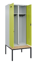 C+P Schwarz-Weiß-Spind Evolo PLUS 0490527-40 mit Bank 4 Abt.je 300mm Drehriegel (HxBxT) 2120x1200x815mm 7035/3000