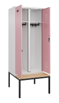 C+P Schwarz-Weiß-Spind Evolo PLUS 0490527-40 mit Bank 4 Abt.je 300mm Drehriegel (HxBxT) 2120x1200x815mm 7035/3000