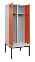 C+P Schwarz-Weiß-Spind Evolo PLUS 0490527-22 mit Bank 2 Abt.je 400mm Zylinder (HxBxT) 2120x800x815mm 9016/6019