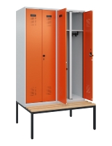C+P Schwarz-Weiß-Spind Evolo PLUS 0490527-40 mit Bank 4 Abt.je 300mm Drehriegel (HxBxT) 2120x1200x815mm 7035/3000