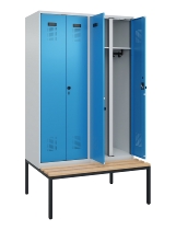 C+P Schwarz-Weiß-Spind Evolo PLUS 0490527-40 mit Bank 4 Abt.je 300mm Drehriegel (HxBxT) 2120x1200x815mm 7035/3000