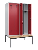 C+P Schwarz-Weiß-Spind Evolo PLUS 0490527-40 mit Bank 4 Abt.je 300mm Drehriegel (HxBxT) 2120x1200x815mm 7035/3000