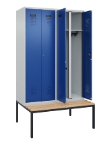 C+P Schwarz-Weiß-Spind Evolo PLUS 0490527-40 mit Bank 4 Abt.je 300mm Drehriegel (HxBxT) 2120x1200x815mm 7035/3000