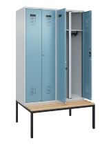 C+P Schwarz-Weiß-Spind Evolo PLUS 0490527-40 mit Bank 4 Abt.je 300mm Drehriegel (HxBxT) 2120x1200x815mm 7035/3000