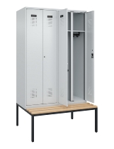 C+P Schwarz-Weiß-Spind Evolo PLUS 0490527-40 mit Bank 4 Abt.je 300mm Drehriegel (HxBxT) 2120x1200x815mm 7035/3000