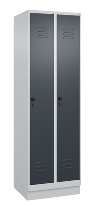 C+P Spind Classic PLUS 080020-12f mit Sockel 1 Abt.400mm Trennwand Drehriegel (HxBxT) 1950x400x500mm 7035/2004