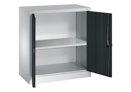 C+P Flügeltürenschrank Basis PLUS 130287-350 Fachböden lackiert Griffschale mit Zylinderschloss (HxBxT) 1950x930x400mm 7035/7035