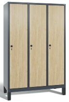 C+P Garderobenschrank Evolo48 3-Abteile 300mm breit mit Füßen (HxBxT) 1850x900x500mm Verkehrsweiß/HPL Eiche