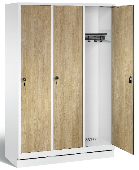 C+P Garderobenschrank Evolo48 3-Abteile 300mm breit mit Füßen (HxBxT) 1850x900x500mm Verkehrsweiß/HPL Eiche