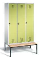 C+P Garderobenschrank Evolo48 4-Abteile 400mm untergeb. Bank (HxBxT) 2090x1590x500/815mm Lichtgrau/Rubinrot