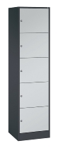 C+P Schließfachschrank Serie 8070 mit Sockel 3 Abt.240mm 5 Fächer B190mm (HxBxT)1950x680x480mm 7035/3003