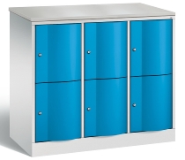 C+P Schließfachschrank 8472-372 Resisto 3 Abt. je 2 Fächer (HxBxT) 1077x1148x540mm Lichtgrau/Rubinrot LG