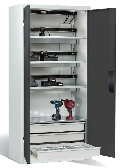 C+P Akkuladeschrank 8921-05E3 Serie 89 COMFORT Stahltüren 3x5 Ladeplätze ERGO-Lock 4.0 (HxBxT) 1950x930x500mm 7035/5010