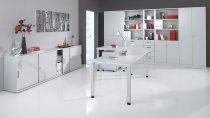 Hammerbacher Schreibtisch Serie QS19 4-Fuß eckig (BxTxH) 180x80x68,5-81cm Weiß/Silber