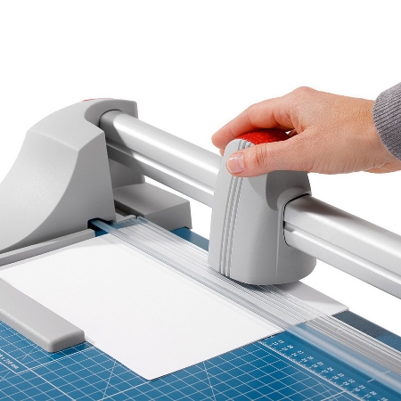 Dahle 448 Roll & Schnitt Schneidemaschine A0 Schnittlänge 1300mm im BUNDLE inklusive Untertisch 798
